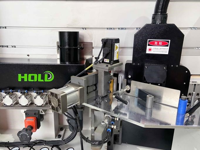 HOLD LASER S600  Узел лазерной облицовки кромок Запатентованная лазерная система  При использовании лазерной кромкооблицовки необходимо обеспечить, чтобы перед кромкооблицовочной лентой оставалось более 10 мм, а за кромкооблицовочной лентой - боле...