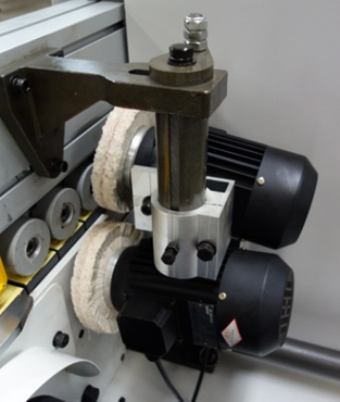 WoodTec EdgeMatic 500 
  Полировальный узел  
 Полировальный узел служит для очистки обработанной части кромки, придания ей естественного цвета и блеска  Удобная регулировка позволяет настроить на любой угол полировальные круги относительно обрабо...