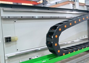 HOLD HMG 4-300T  Направляющие В оси Y используются высокогибкие кабели и закрытые кабельные направляющие