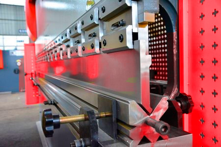 FABTEC CNC-PBA 100 
 Стандартные матрица и пуансон 
 Верхний инструмент (Пуансон) имеет тип крепления AMADA-Promecam 
Нижний инструмент (Матрица) – 4-х сторонняя многоручьевая матрица