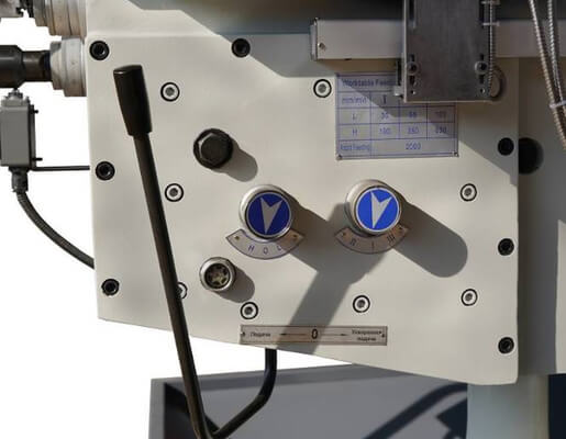 DMM-200 DRO 
 В правой части станка расположен рычаг, отвечающий за включение станка и ускоренной подачи  В той же зоне находятся два переключателя скоростей быстрой подачи, которая имеет 6 режимов быстрых холостых подач  
