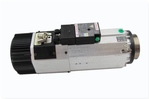 HCM HR S 1325 AT-V  Шпиндель с воздушным охлаждением Станок оснащен высокочастотным фрезерным шпинделем с воздушным охлаждением, мощностью 5,5 кВт, и возможной частотой вращения до 18 000 об/мин 