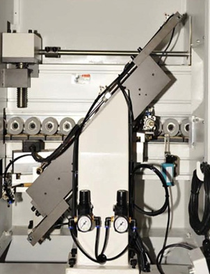 WoodTec EdgeMatic 500 
  Торцовочный узел  
 Предназначен для торцевания переднего и заднего свесов кромочного материала с тянущим торцовочным резом, что обеспечивает высокую точность  
 Угол наклона 0 – 15°, 2 мотора по 0,35 кВт, 12 000 об/мин  
...