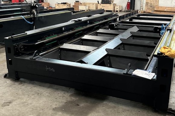 INTERLASER PRO C3015 12000  Усиленная сварная станина Оси X, Y, Z оснащены серводвигателем и редуктором высокой жесткости высокоточная линейная направляющая и другие высокоточные передаточные механизмы, которые обеспечивают точность реза  Напряжен...