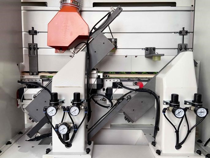 HOLD LASER S600  Торцовочный узел  Состоит из двухмоторного и одномоторного агрегатов  Благодаря точному линейному движению направляющей кромкооблицовочную ленту можно быстро отрезать, чтобы обеспечить плоскостность и гладкость детали, что обеспеч...