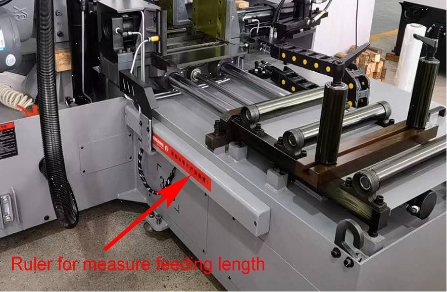 Stalex CH-400SA 
 Линейка для измерения длины подачи (контролируется ПЛК (PLC))  
 Длина подачи заготовки контролируется автоматически c ЧПУ (СNC), движение происходит по направляющим валам гарантирующим точность подачи  

