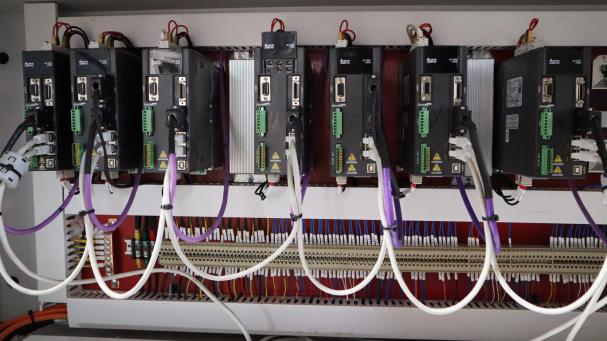 HOLD HB611CGX  Система управления сервоприводом Высокопроизводительный сервопривод с шиной и двигателем абсолютного значения, обладает высокой помехозащищенностью  Нет необходимости возвращаться к базовой точке, что позволяет избежать погрешности ...