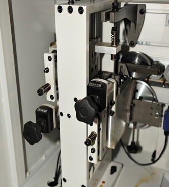 WoodTec EdgeMatic 500 
  Узел радиусной цикли  
 Предназначен для удаления микроволны на обработанной радиусной поверхности кромки после фрезерного узла  Оснащен эффективной системой аспирации с накопительным ящиком для стружки  Вся стружка собира...